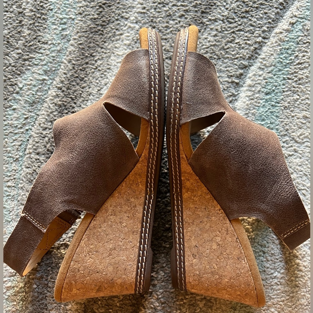 Clarks Women’s size 9 Brown Wedge Sandal - Picture 4 of 5